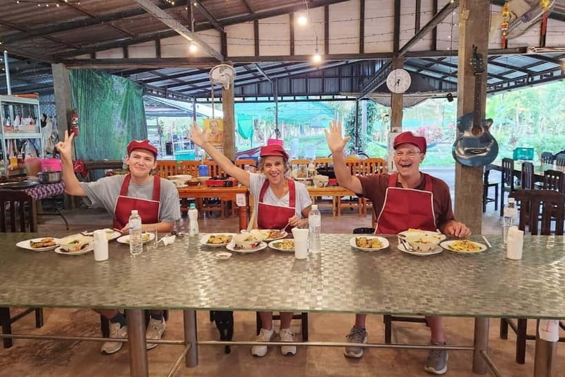 Chiang Rai:Lanna Home Cooking Class at Give Green Farm House - A local market before the cooking begins