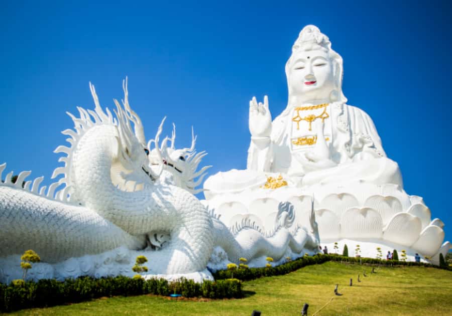Chiang Rai: White, Blue, Red Temples, Long Neck Tour - How the small group affects the day