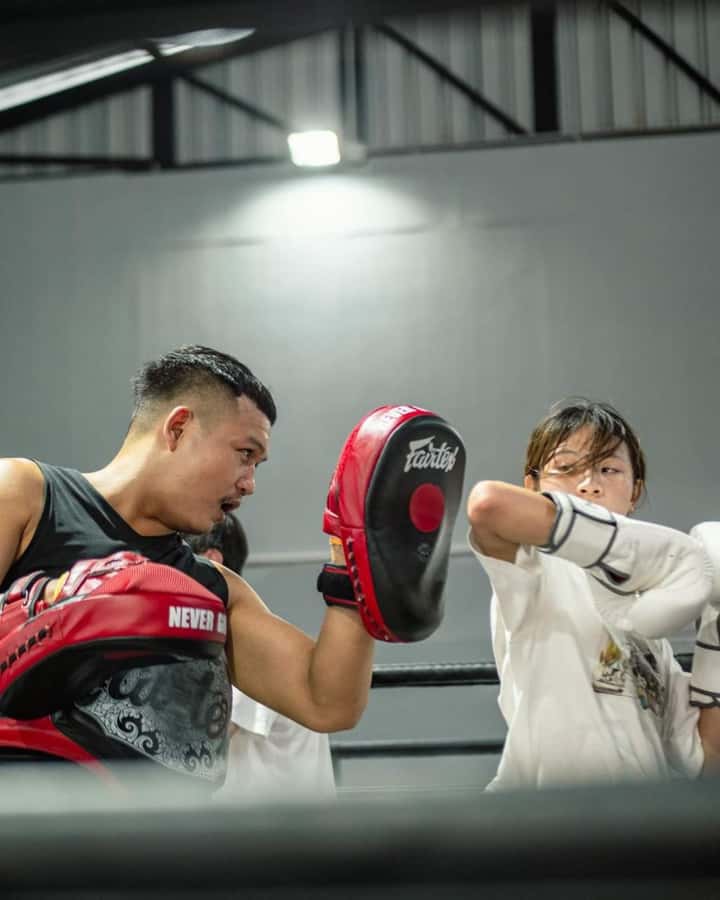 Chiangmai : Muay Thai Training academy - From warm-up to pads, the class has a clear rhythm