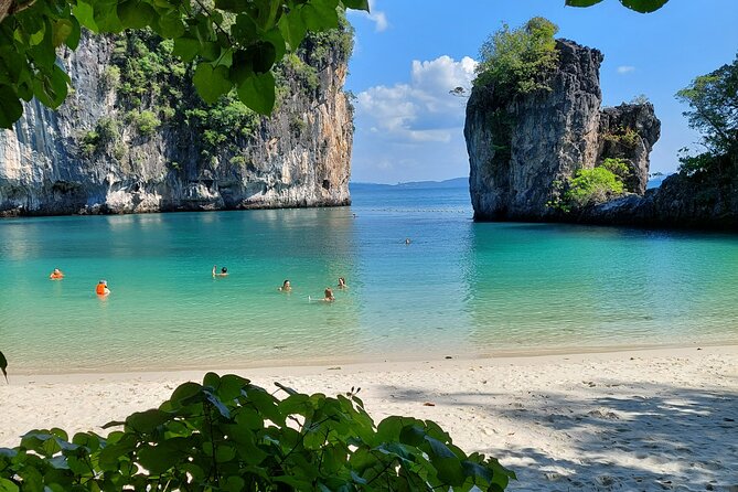 Cruising on a comfortabel boat in Phang Nga Bay - The "Must-Do" Tour Khao Lak - Why Phang Nga Bay is worth a full day