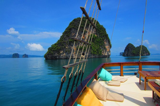 Cruising on a comfortabel boat in Phang Nga Bay - The "Must-Do" Tour Khao Lak - The biggest issue: cruising time and changing routes