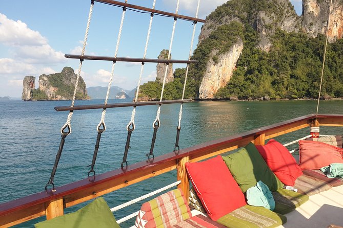 Cruising on a comfortabel boat in Phang Nga Bay - The "Must-Do" Tour Khao Lak - Cruising through Ao Phang Nga National Park