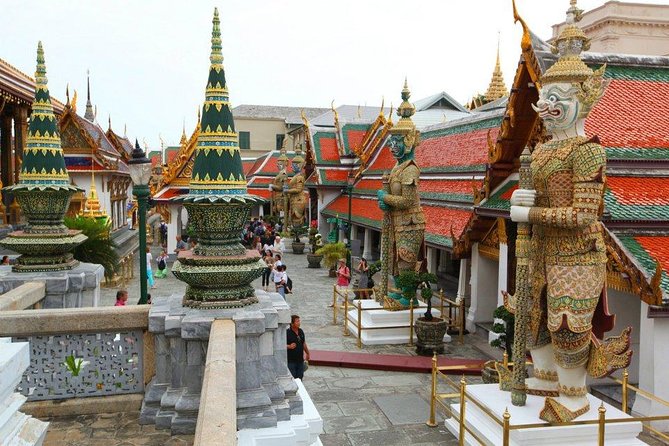 Damnern Saduak Floating Market, Grand Palace and Wat Phra Keo Tour from Bangkok - Wat Phra Keo and the Emerald Buddha