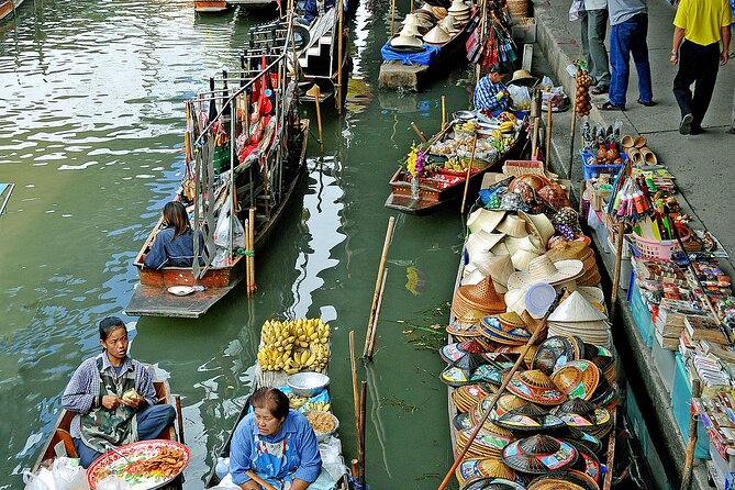 Damnoen Saduak Floating Market and Maeklong Railway Market Tour - Maeklong Railway Market and the passing train