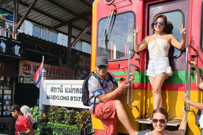 Damnoen Saduak Floating Market and Maeklong Railway Market Tour - How the guides affect the day