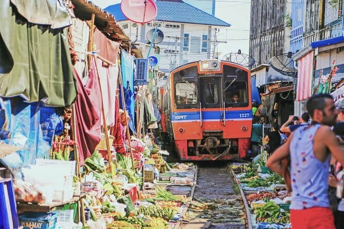Damnoen Saduak Floating Market & Railway Market Tour from Bangkok - The train that cuts through Maeklong Market