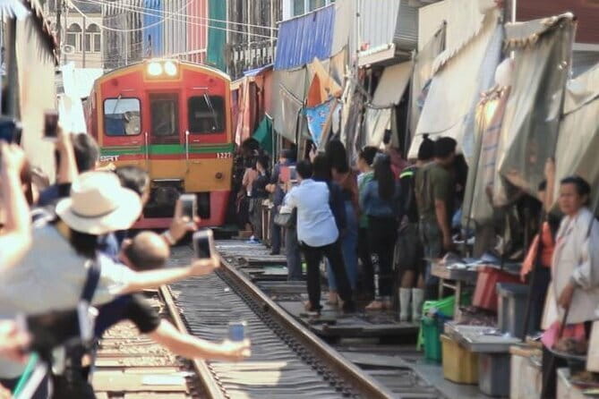 Damnoen Saduak Floating Market & Railway Market Tour from Bangkok - From rails to canals at Damnoen Saduak