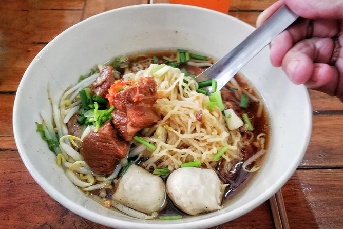 Eat Like a Local Food Tour in Hua Hin - The guide makes the difference