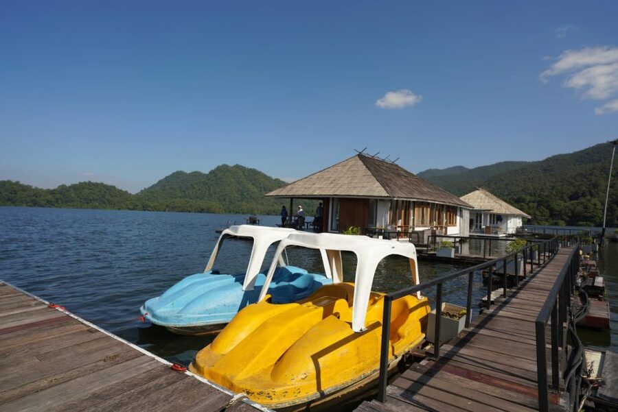 Elephant Habitat Park Feeding Entry & Rafting Van Transfer - The guide makes the difference