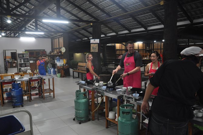 Evening Cooking Class in Organic Farm with Local Market Tour - What happens at the organic farm