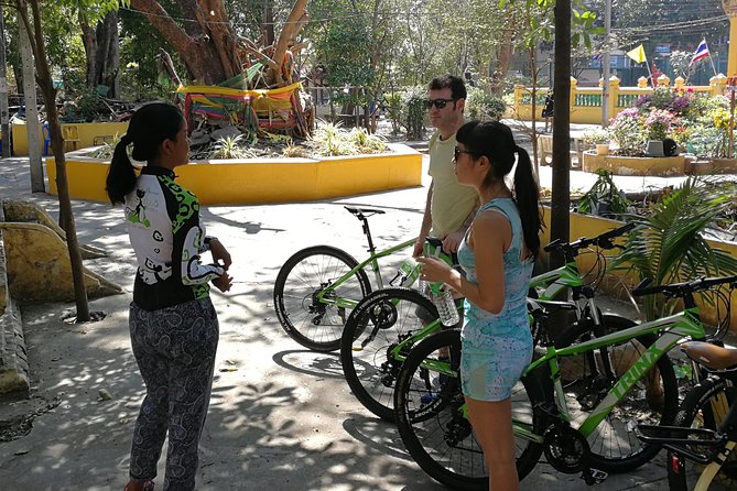 Explore Bangkok by Bike & Boat with Lunch - Talat Phu Market and the first taste of local life