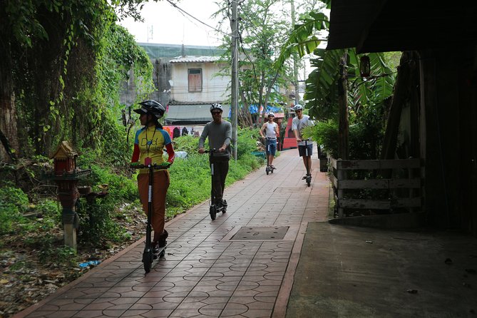 Explore Bangkok by E-Scooter & Try Street Food - Wat Prayurawongsawat and the temple pause