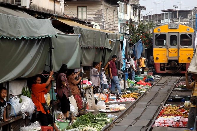 Famous Markets Tour: Maeklong Railway & Damnoen Saduak Floating - The 8 a.m. start and the road out of Bangkok