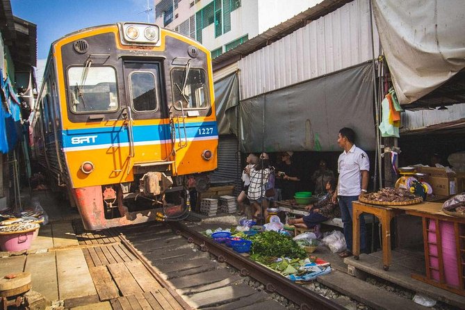 Famous Markets Tour: Maeklong Railway & Damnoen Saduak Floating - Join tour or private tour?