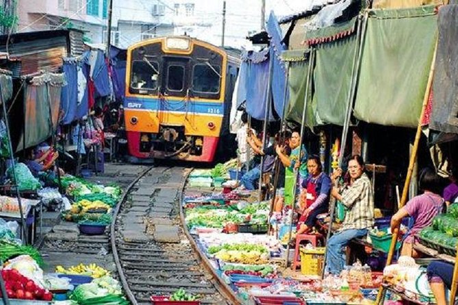 Floating Market Damnoen Saduak and Meklong Railway Market: Half Day Tour - Damnoen Saduak by traditional paddle boat