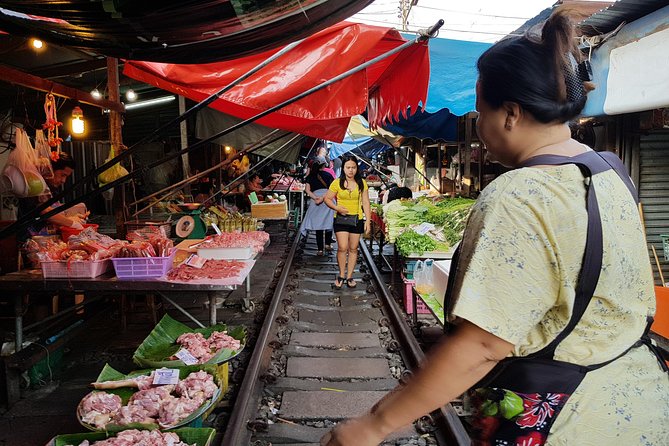 Floating Market Damnoen Saduak and Meklong Railway Market: Half Day Tour - Heat, timing, and what to carry