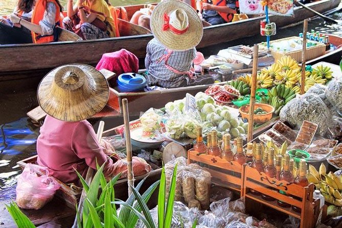 Floating Markets and Bridge on River Kwai Tour from Bangkok - The optional smaller canoe ride