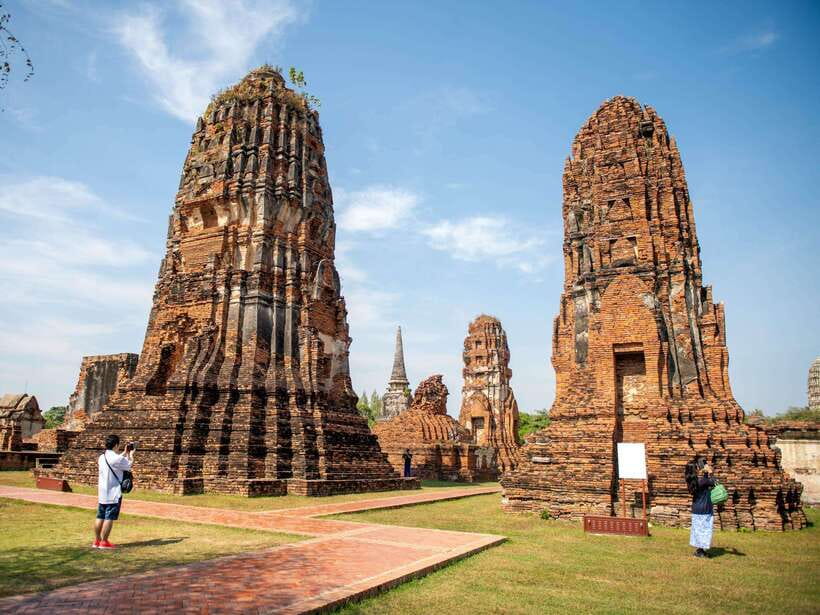 From Bangkok: Ayutthaya Historical Park Guided Day Trip - Bang Pa-In Royal Palace before the ruins