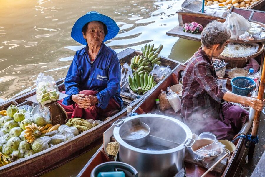 From Bangkok: Damnoen Saduak Floating Market Guided Tour - Entering the floating market