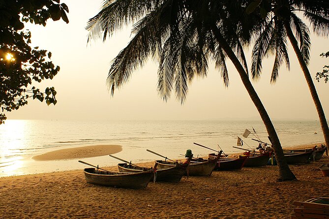 From Bangkok: Full Day Customizable Private Tour to Pattaya City - Pattaya Floating Market and souvenir time