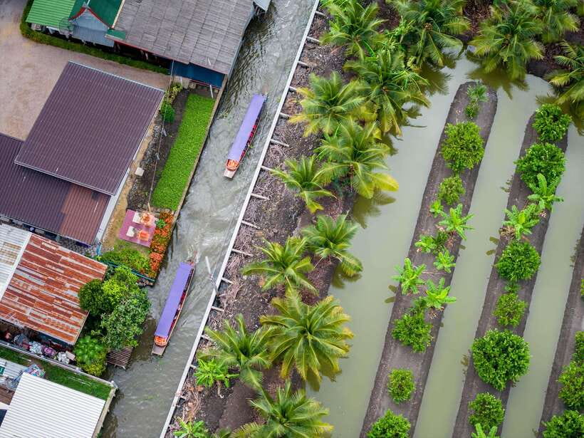 From Bangkok: Railway & Damnoen Saduak Floating Market Tour - The older canals at Lao Tuk Luck