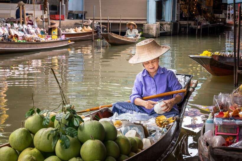 From Bangkok: Railway & Damnoen Saduak Floating Market Tour - What guides add to the experience