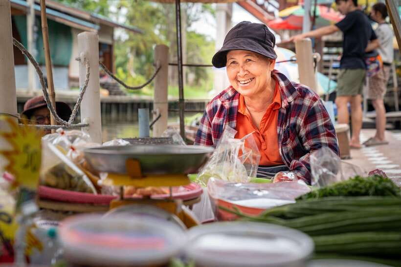 From Bangkok: Railway & Damnoen Saduak Floating Market Tour - Who should take this tour