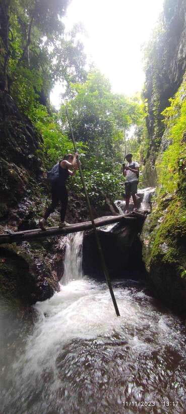 From Chiang Mai: Doi Saket Hiking Tour with Lunch - The stream crossing and jungle lunch