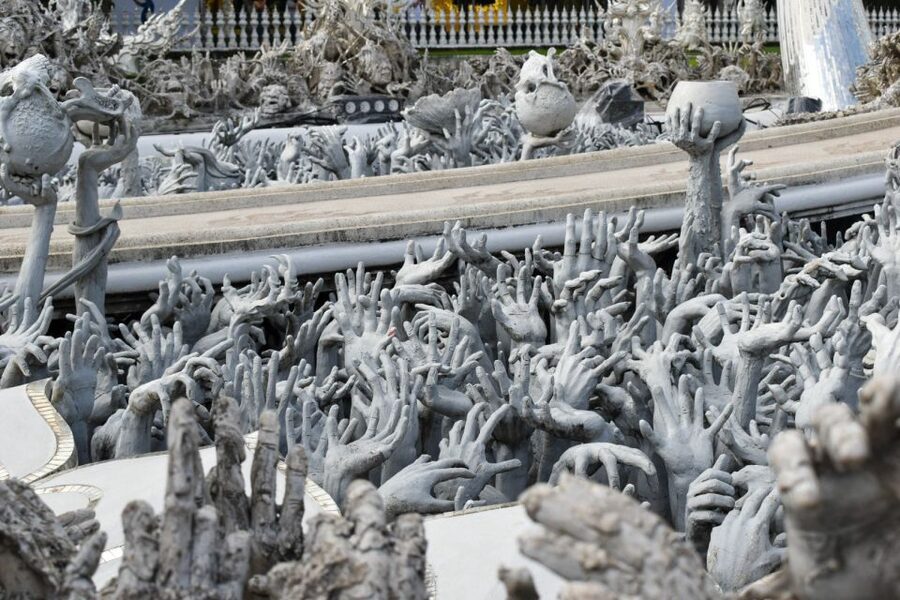 From Chiang Rai: Famous Temples and Golden Triangle Day Tour - Guides make the packed schedule easier
