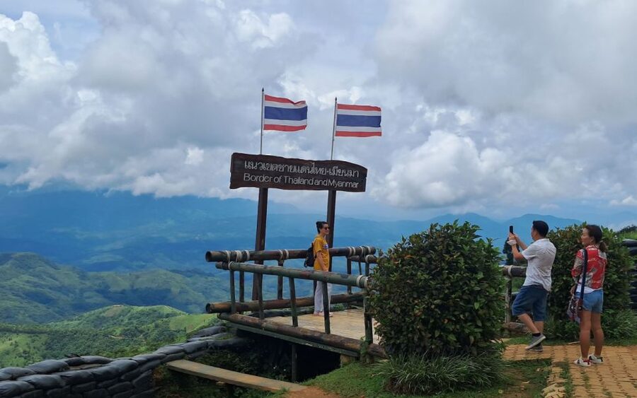 From Chiang Rai: Famous Temples and Golden Triangle Day Tour - Lunch with Khao Soi and local Thai dishes
