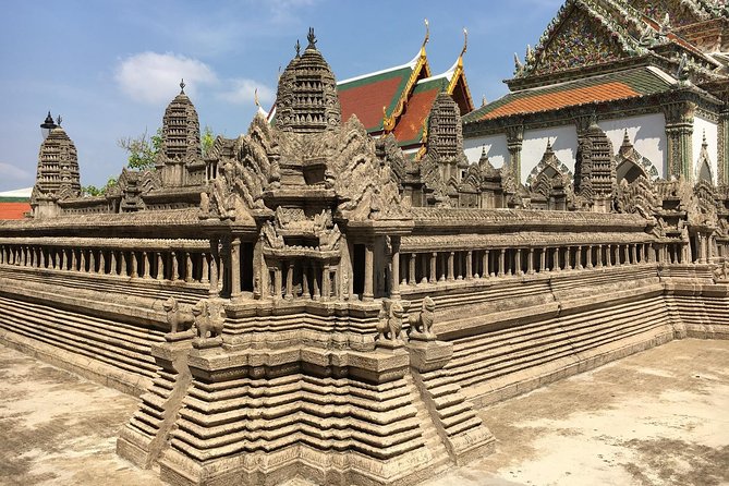 Grand Palace , Thai dance & Fun street walk in Bangkok - Sala Chalermkrung brings a short burst of Thai dance