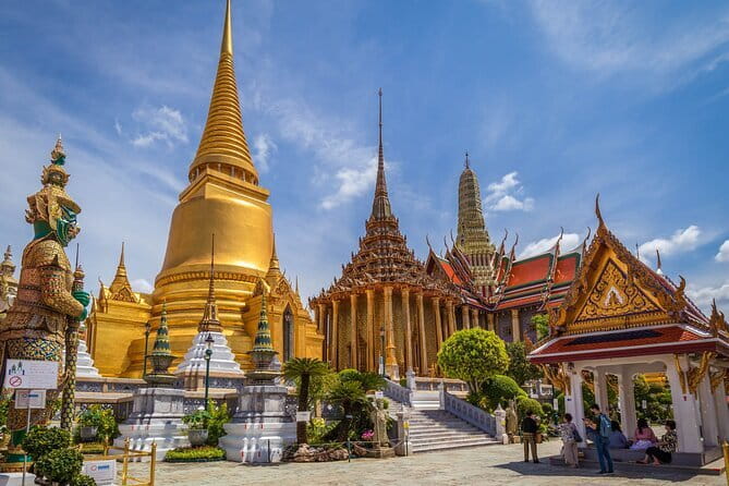 Grand Palace & Wat Phra Kaew Walking Tour with Professional Guide - Wat Phra Kaew and the Emerald Buddha