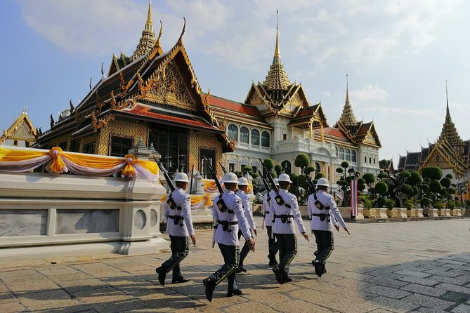 Grand Palace, Wat Phra Kaew, Wat Pho and Wat Arun Walking Tour From Bangkok - How much walking and heat should you expect?