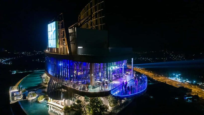 Hua Hin: Vana Nava Sky Bar Rooftop at Holiday Inn - Cocktails and a polished rooftop mood