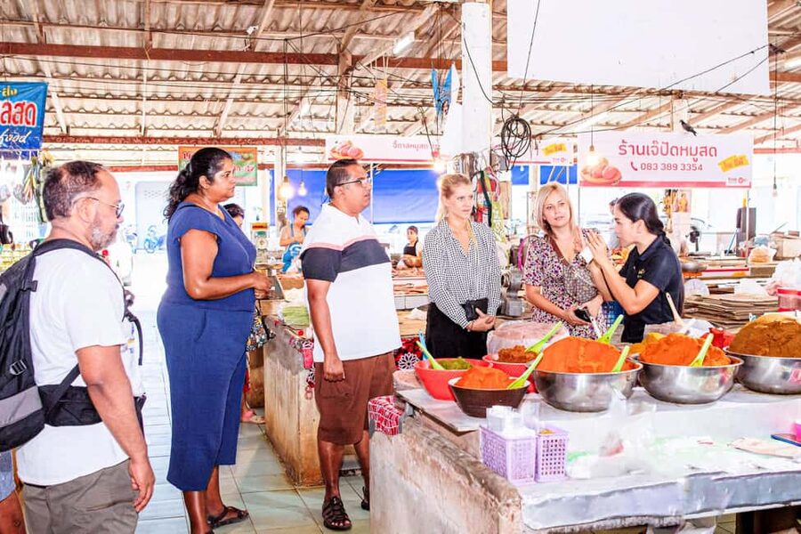 Khao Lak Pui's Authentic Thai Cooking Class - Choosing dishes without overloading the menu