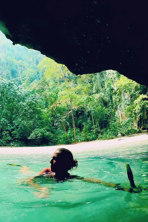 Ko Lanta: Emerald Cave and 4 Islands Tour by Longtail Boat - Koh Chueak: your first hour in the water