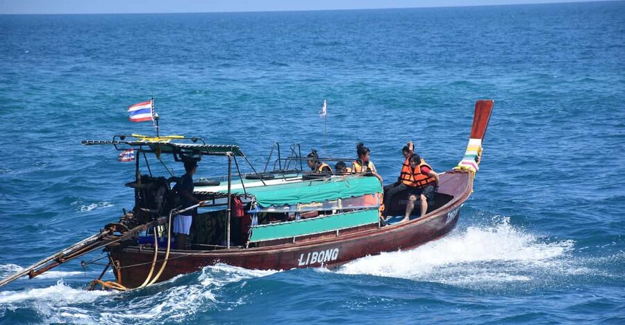 Koh Lanta: 4 Islands and Emerald Cave Tour by Longtail Boat - Koh Chueak brings the first snorkeling stop