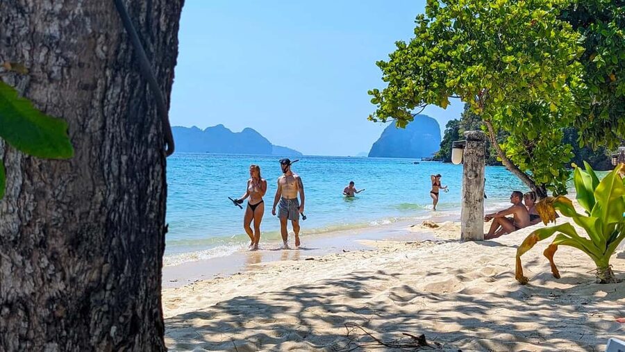 Koh Lanta: 4 Islands, Emerald Cave & Koh Kradan by Speedboat - Koh Chueak, the first snorkeling stop