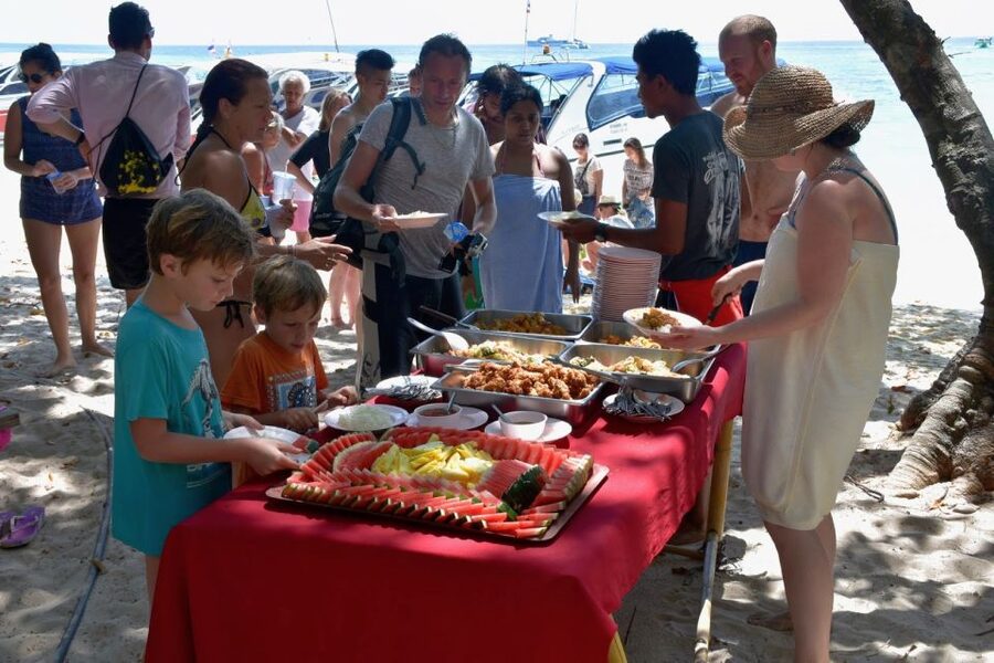 Koh Lanta: Adventure Sea Tour to Koh Rok and Koh Haa - Lunch and beach time at Koh Rok Nai