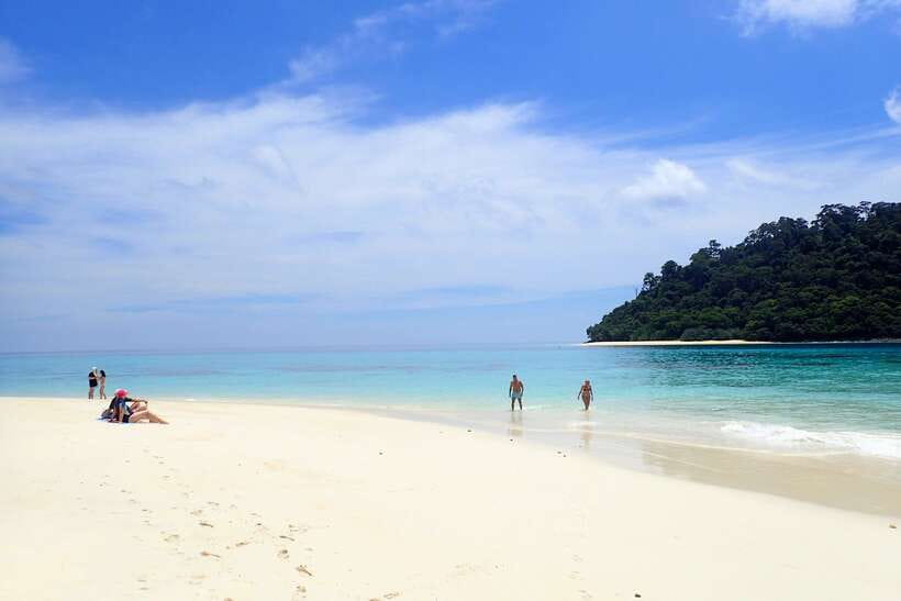 Koh Lanta: Adventure Sea Tour to Koh Rok and Koh Haa - Guides, safety, and the practical feel of the day