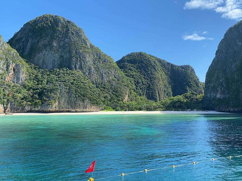 Koh Phi Phi: Maya Bay Private Longtail Boat Tour - Maya Bay before the crowds