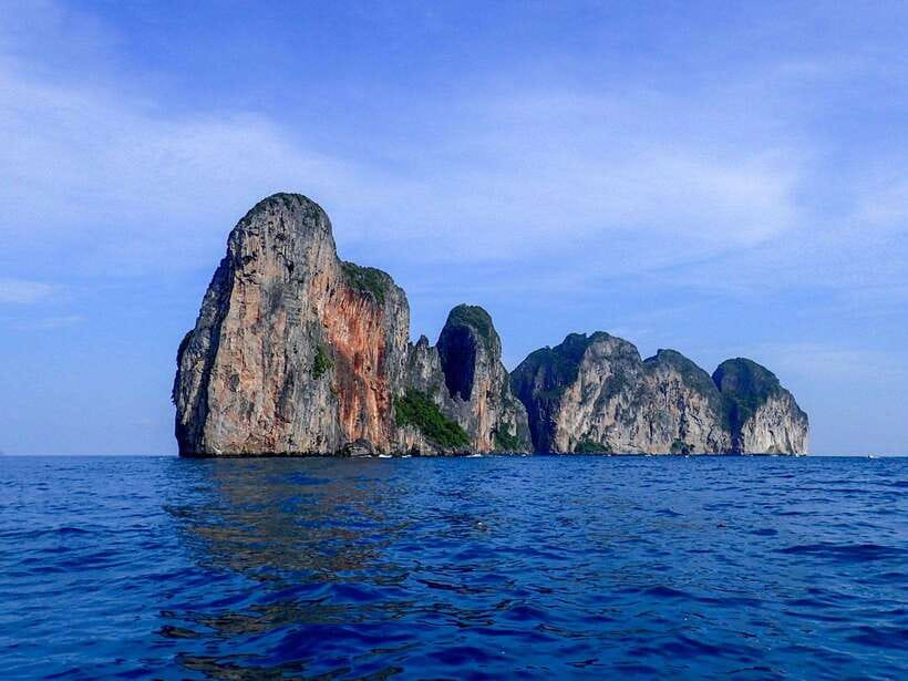 Koh Phi Phi: Maya Bay Private Longtail Boat Tour - Viking Cave from the water
