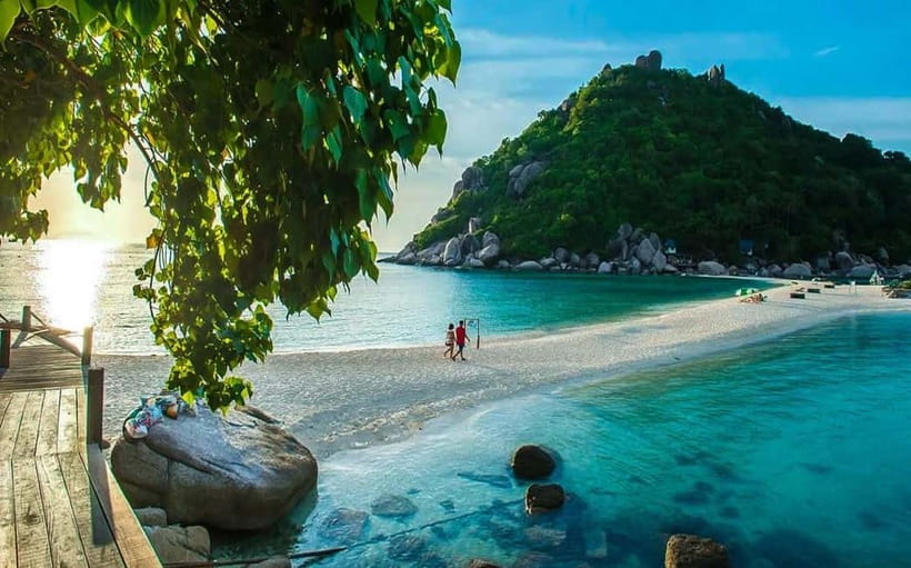 Koh Tao: Golden Hour Getaway – Your Late Start to Paradise - Hin Wong Bay has boulders and coral gardens