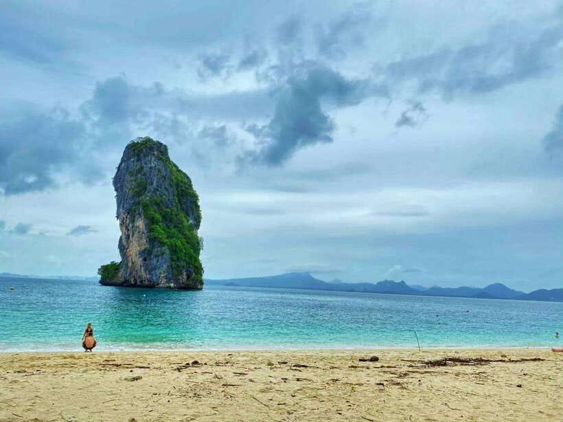 Krabi:Day Trip 4 Islands by Premium Longtail Boat with Lunch - Koh Poda, white sand, and beach lunch
