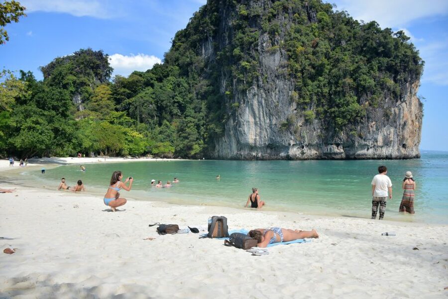 Krabi: Hong Island Sunset Tour w/ Beach Dinner+Night Snorkel - The Hong Lagoon from the water