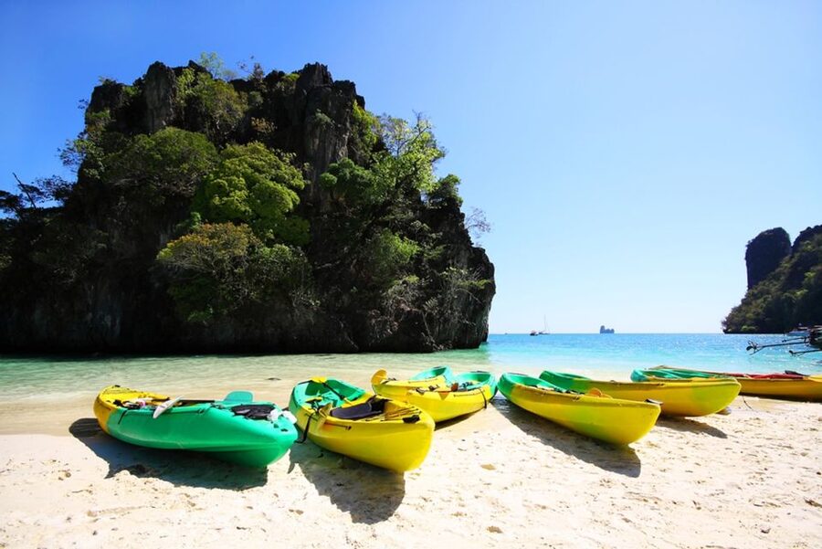 Krabi: Hong Islands Day Trip by Speedboat with Lunch - Hong Lagoon: a dramatic entrance by boat