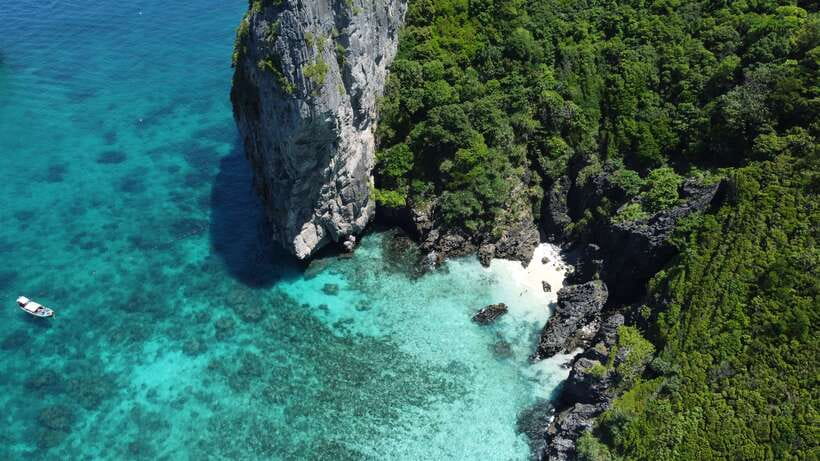 Krabi: Phi Phi Islands Speedboat Tour with Buffet Lunch - Pileh Lagoon and its towering cliffs