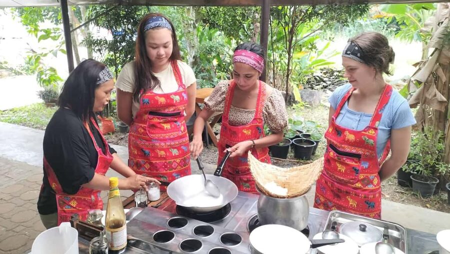 Krabi: Traditional Thai Cooking Class with Local Chef - Cooking each dish while it is fresh