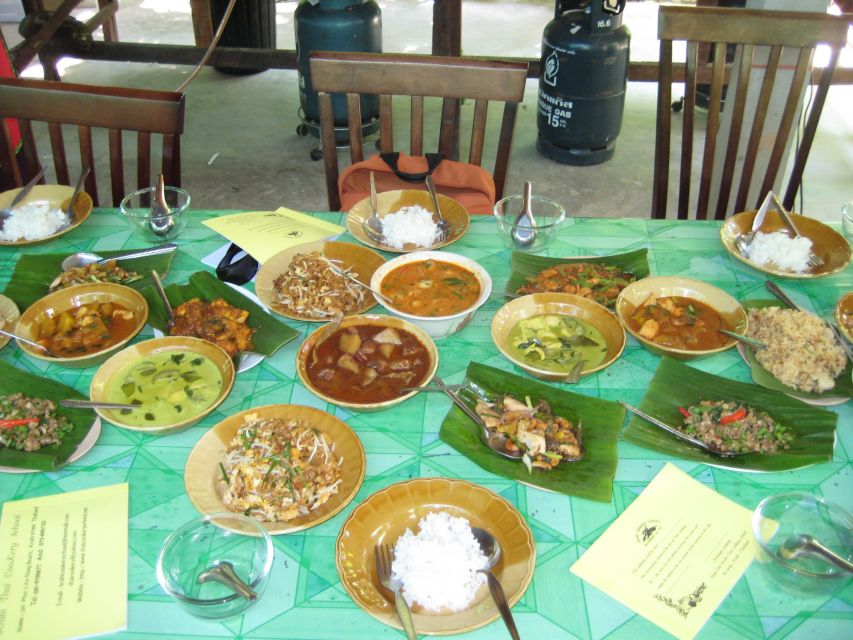 Krabi: Ya's Cookery Late Afternoon Thai Cooking Class - Grinding curry paste the traditional way