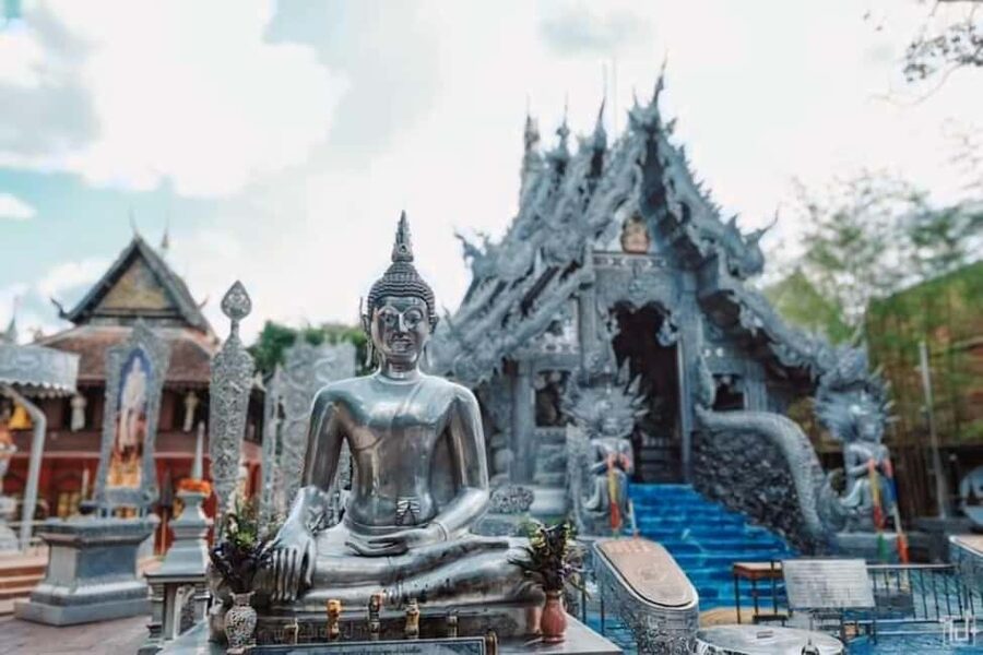 Long Neck Village, Silver Temple & Chiang Mai Top Sites - Karen Long Neck Village and local handicrafts